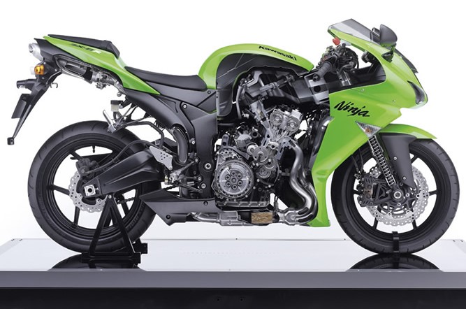 自動二輪車のエンジン部分のカットモデル(川崎重工業様)